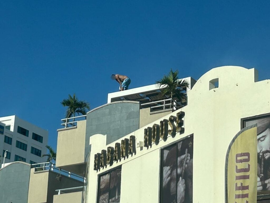 Hombre en la azotea de un hotel en Mazatlán.