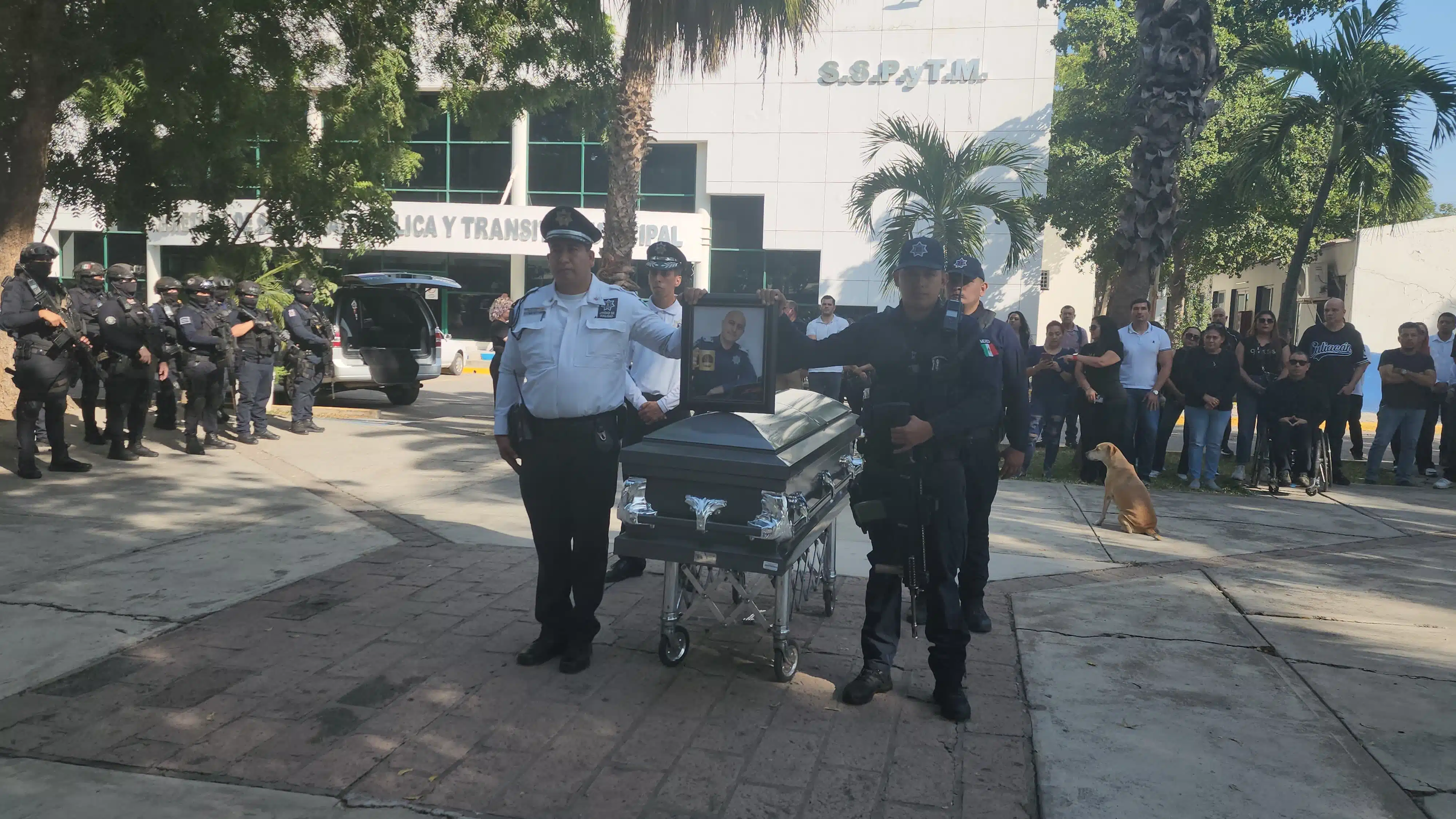 Secretaría de Seguridad Pública y Tránsito Municipal realizando un homenaje de despedida al exsubdirector de la Policía Municipal de Culiacán, Benjamín Villarreal.