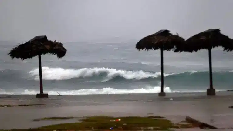 Huracán “Rafael” genera lluvias fuertes en Campeche, Quintana Roo y Yucatán