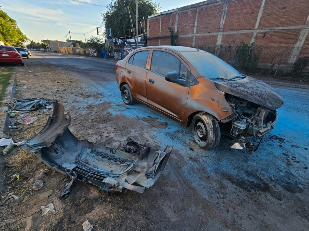 Automóvil se incendia