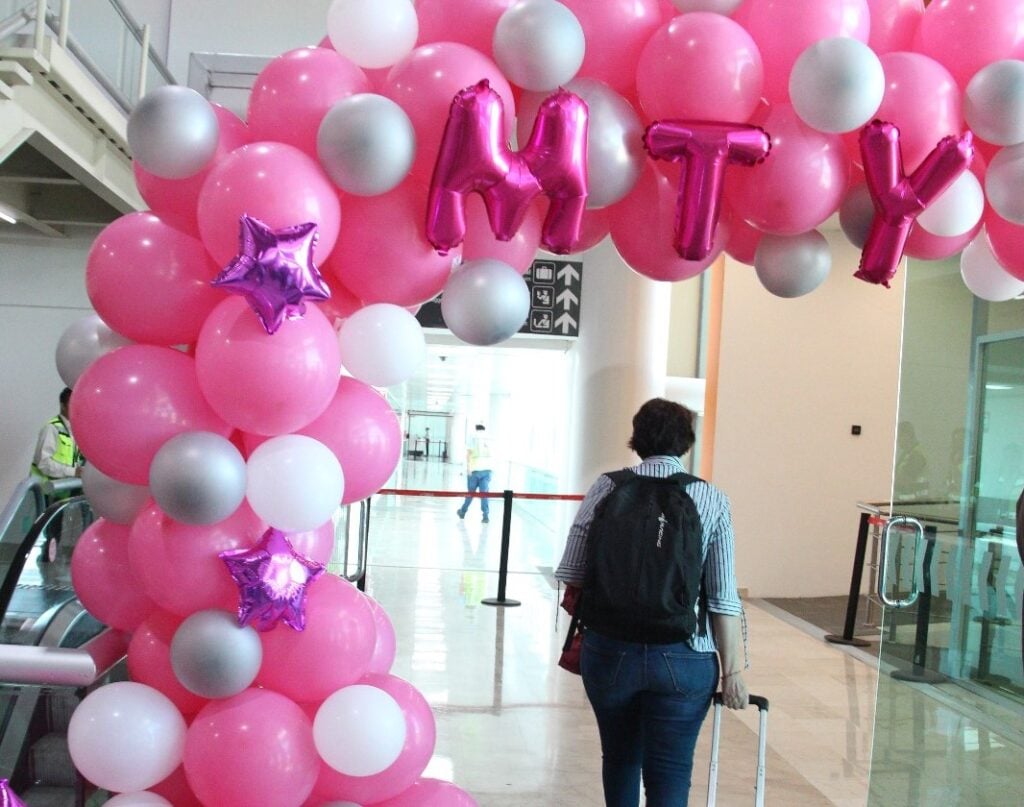 Una persona se dirige al vuelo inaugural entre Culiacán y Monterrey