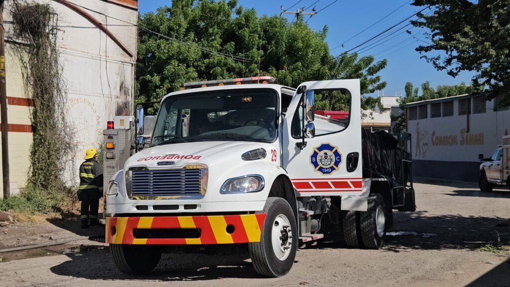 Camión de Bomberos Culiacán en el lugar del incendio.