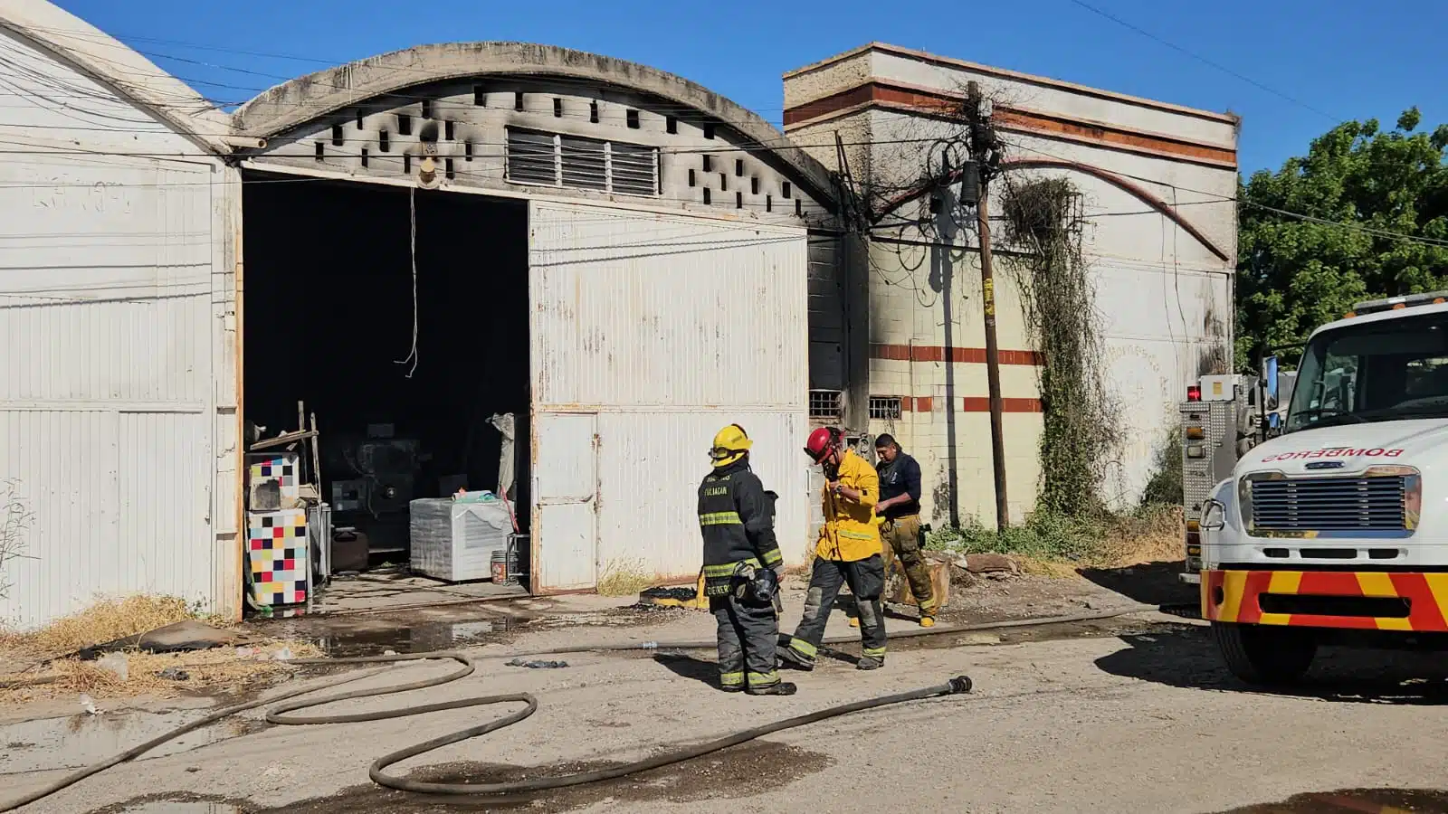 Bomberos Culiacán en la bodega donde se produjo el incendio.