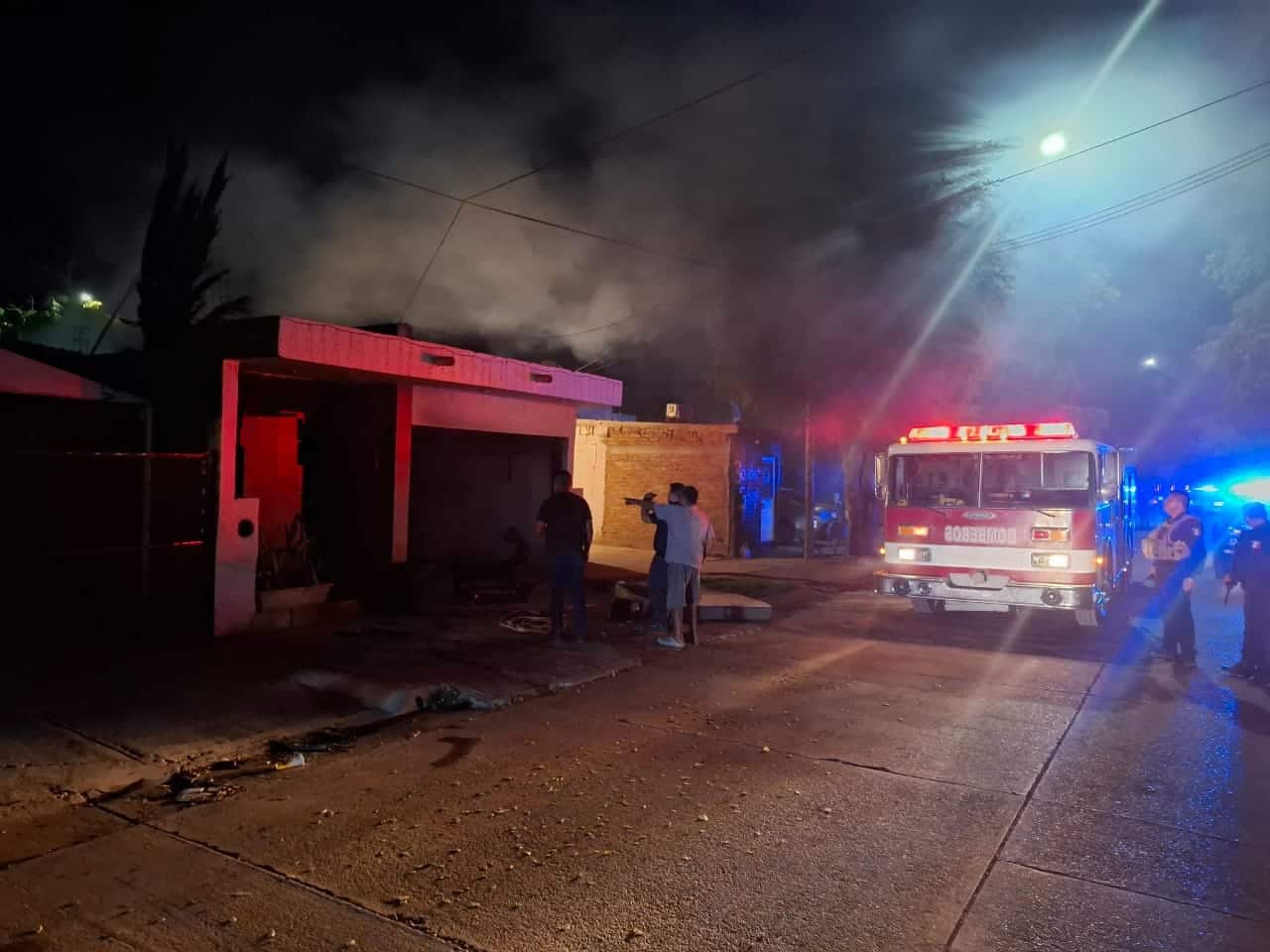Bomberos arribando al lugar del incendio.