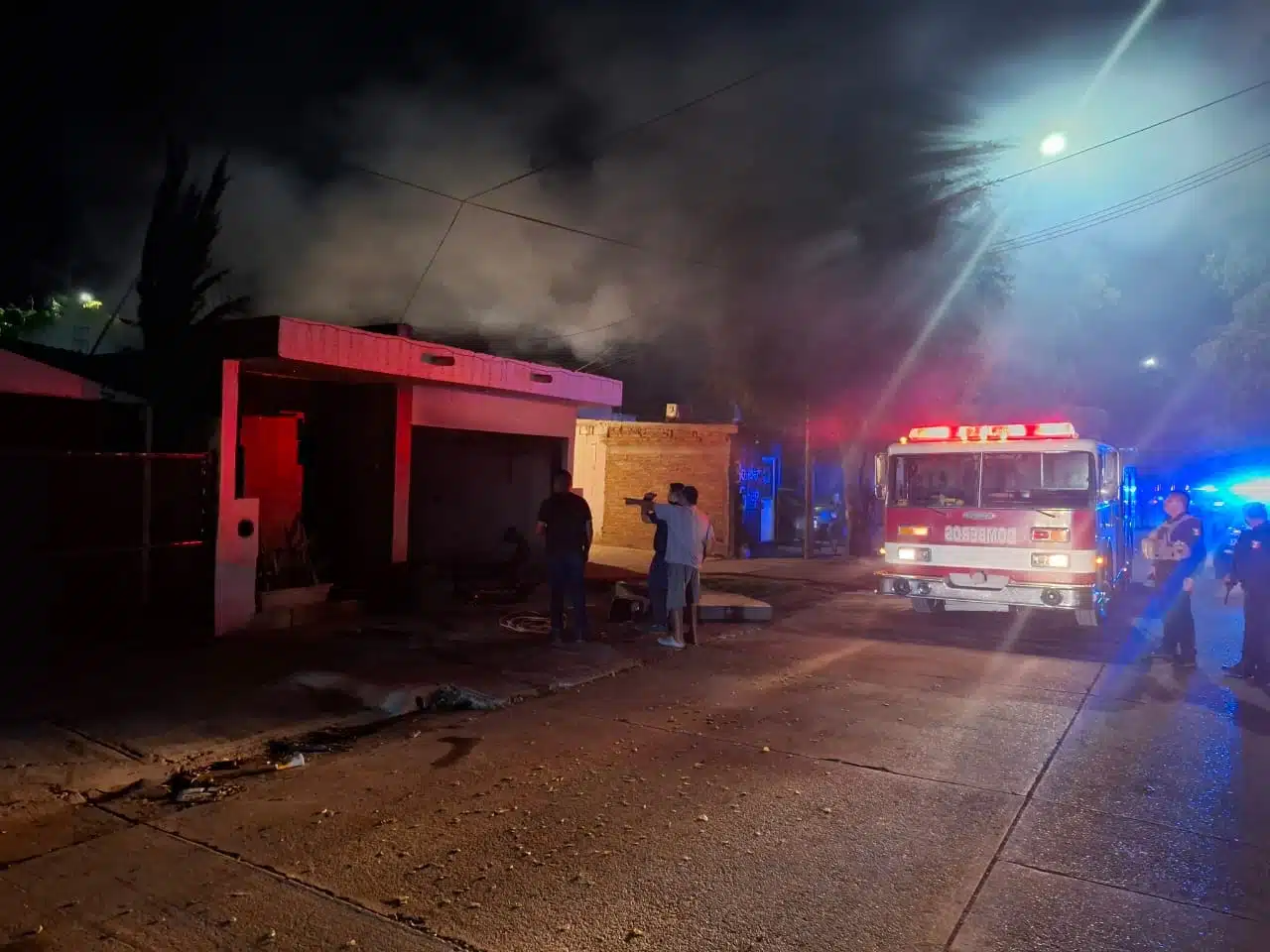 Bomberos arribando al lugar del incendio.