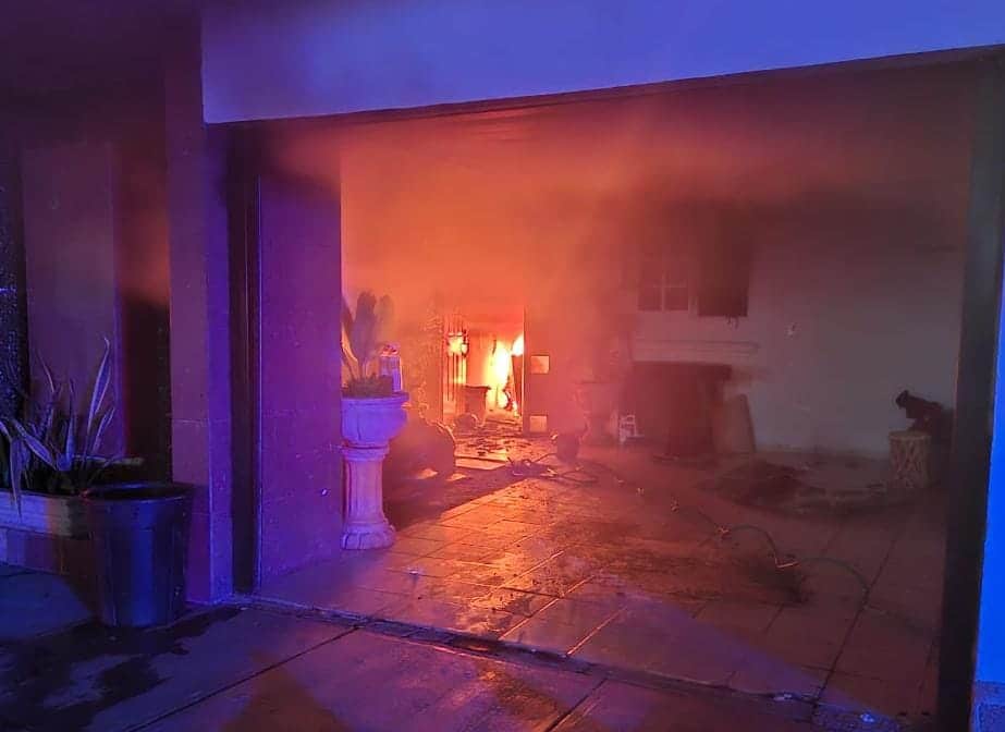 Incendio en la parte trasera de una vivienda ocasionado en una lavadora.