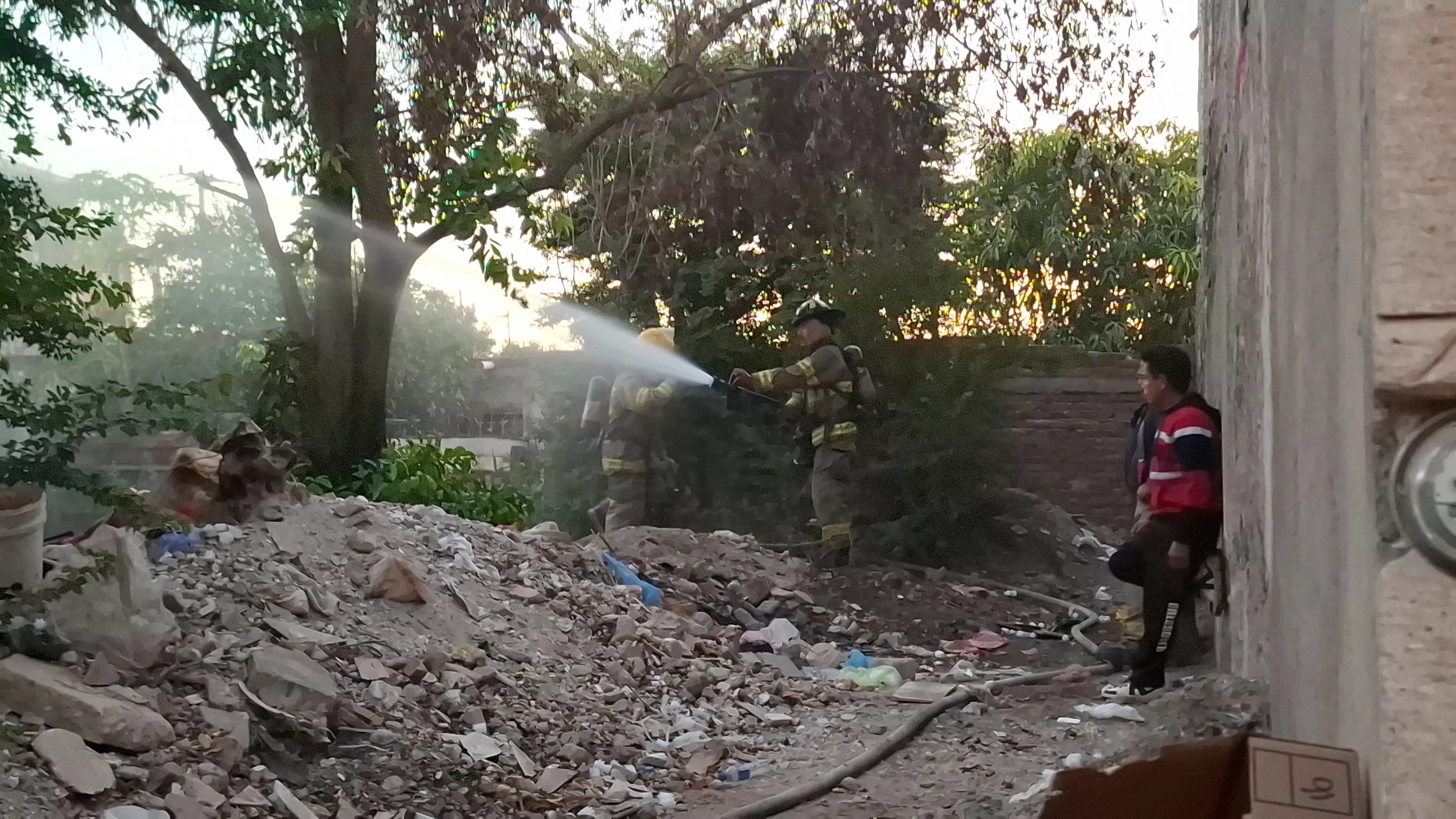 Bomberos de Los Mochis combatiendo el conato de incendio en un domicilio de la colonia Santa Alicia