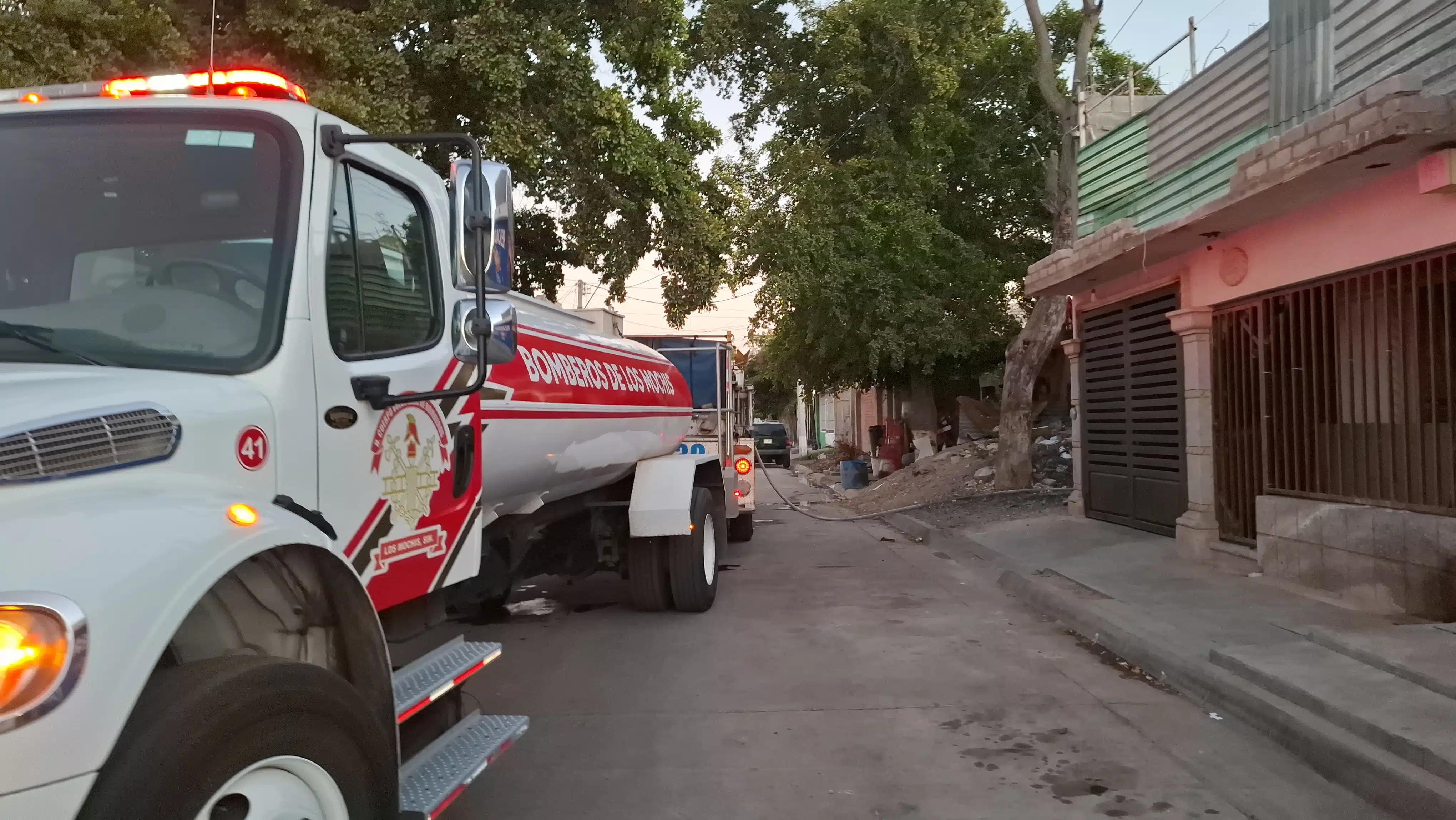 Camión de Bomberos de Los Mochis en el lugar donde se reportó el incendio.