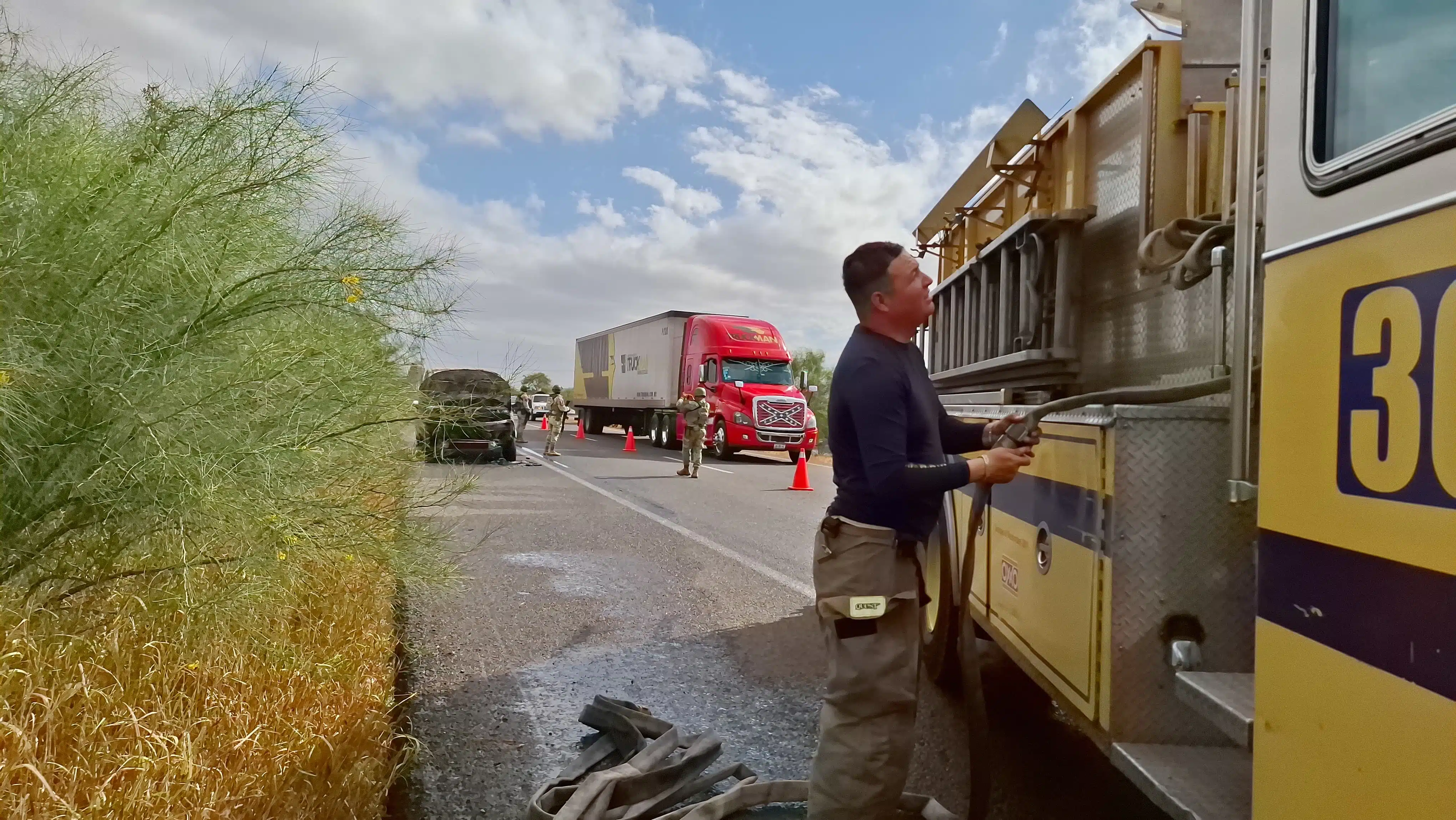 Elementos de Bomberos, Protección Civil y de seguridad acudieron al lugar de los hechos, cerca del ejido Flor Azul