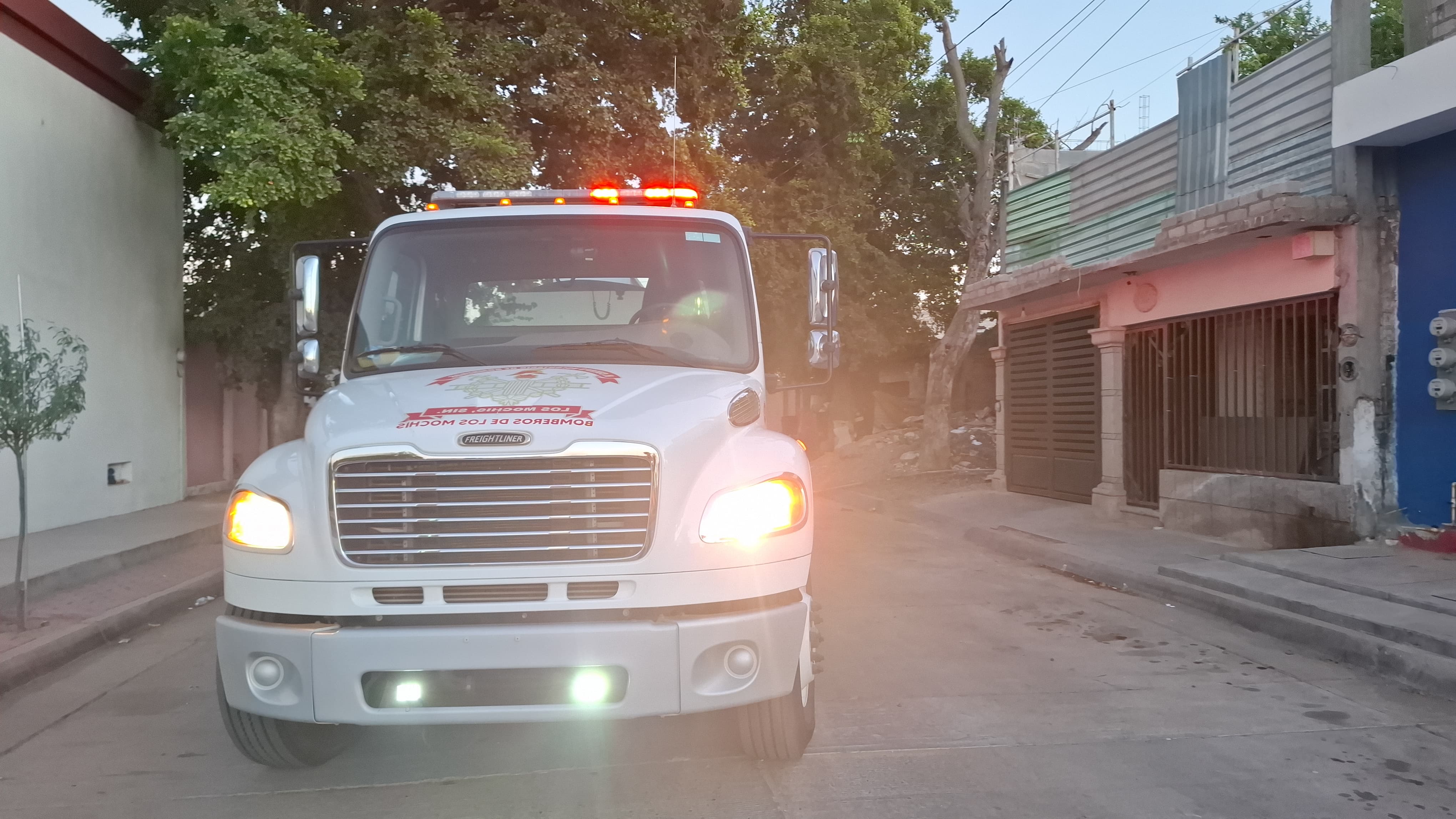 Bomberos de Los Mochis combatiendo el conato de incendio en un domicilio de la colonia Santa Alicia