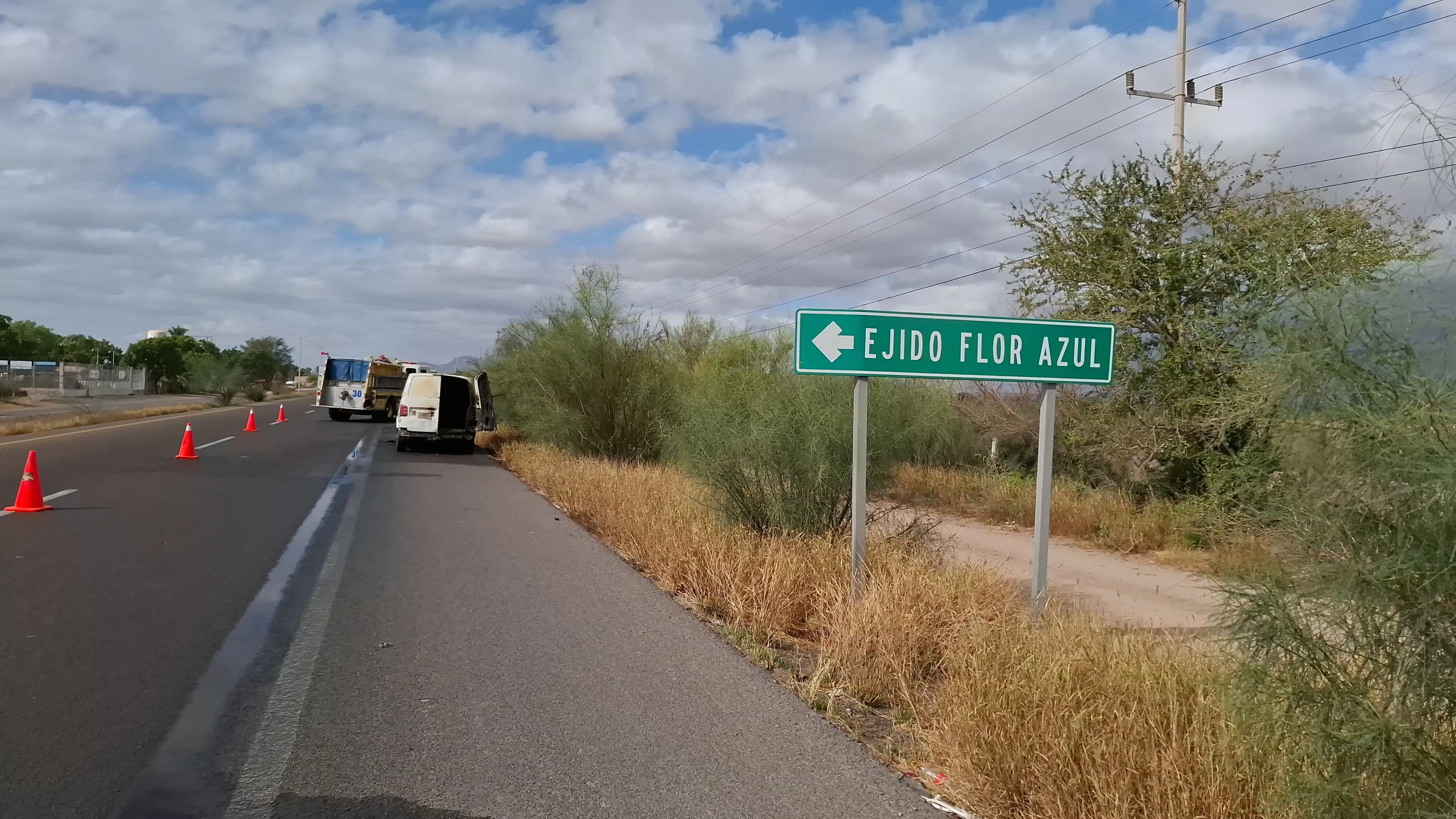 Elementos de Bomberos, Protección Civil y de seguridad acudieron al lugar de los hechos, cerca del ejido Flor Azul