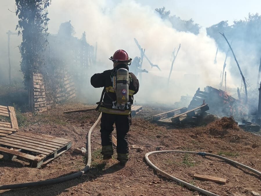 Incendio acaba con dos viviendas en Invasión Rincón de Mazatlán