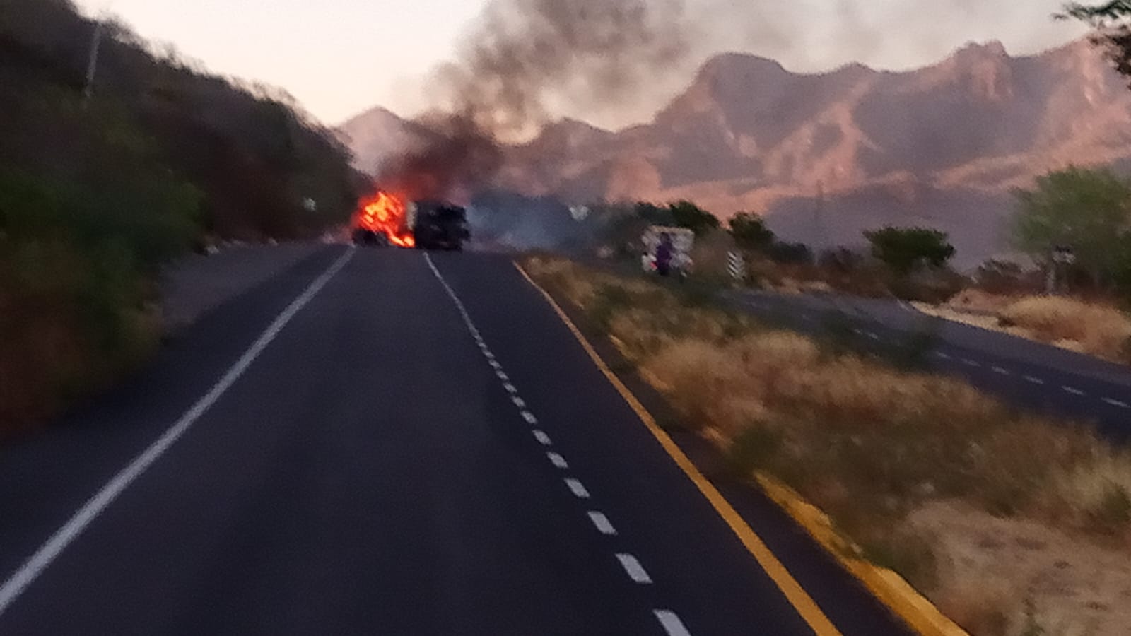 El incendio de los camiones obstaculizó el paso de la carretera