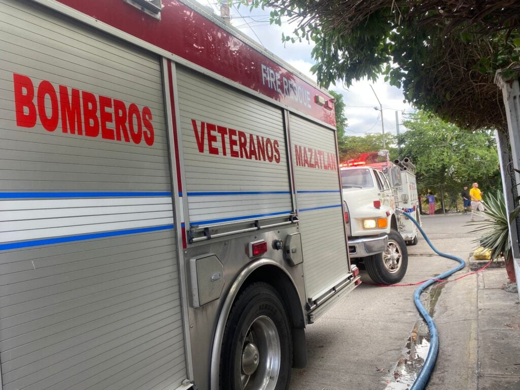 Incendio deja daños materiales en una vivienda en Mazatlán