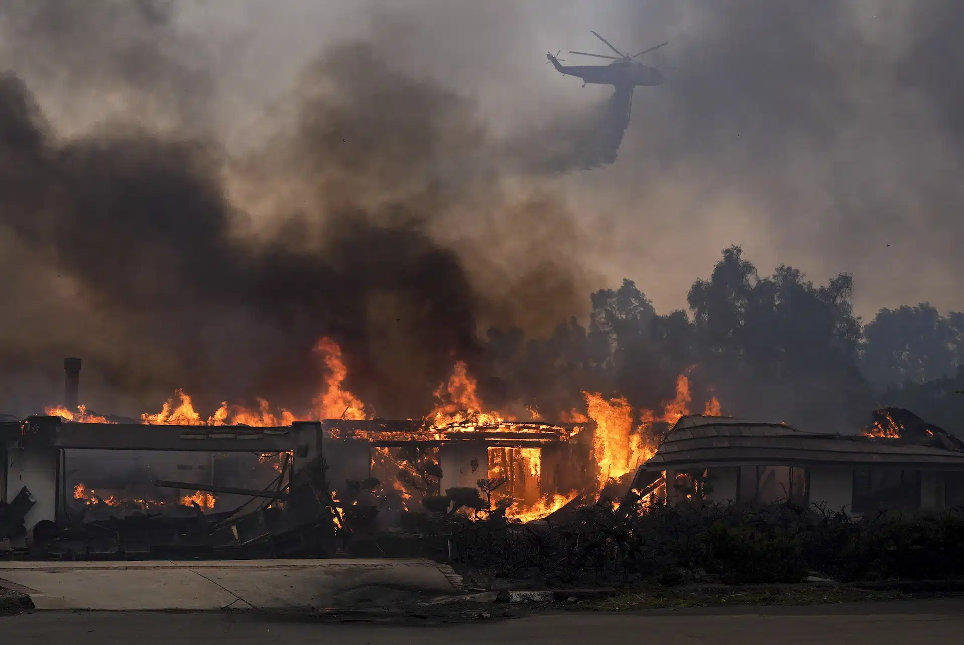 Incendio en California desplaza a miles y devasta viviendas en el condado Ventura