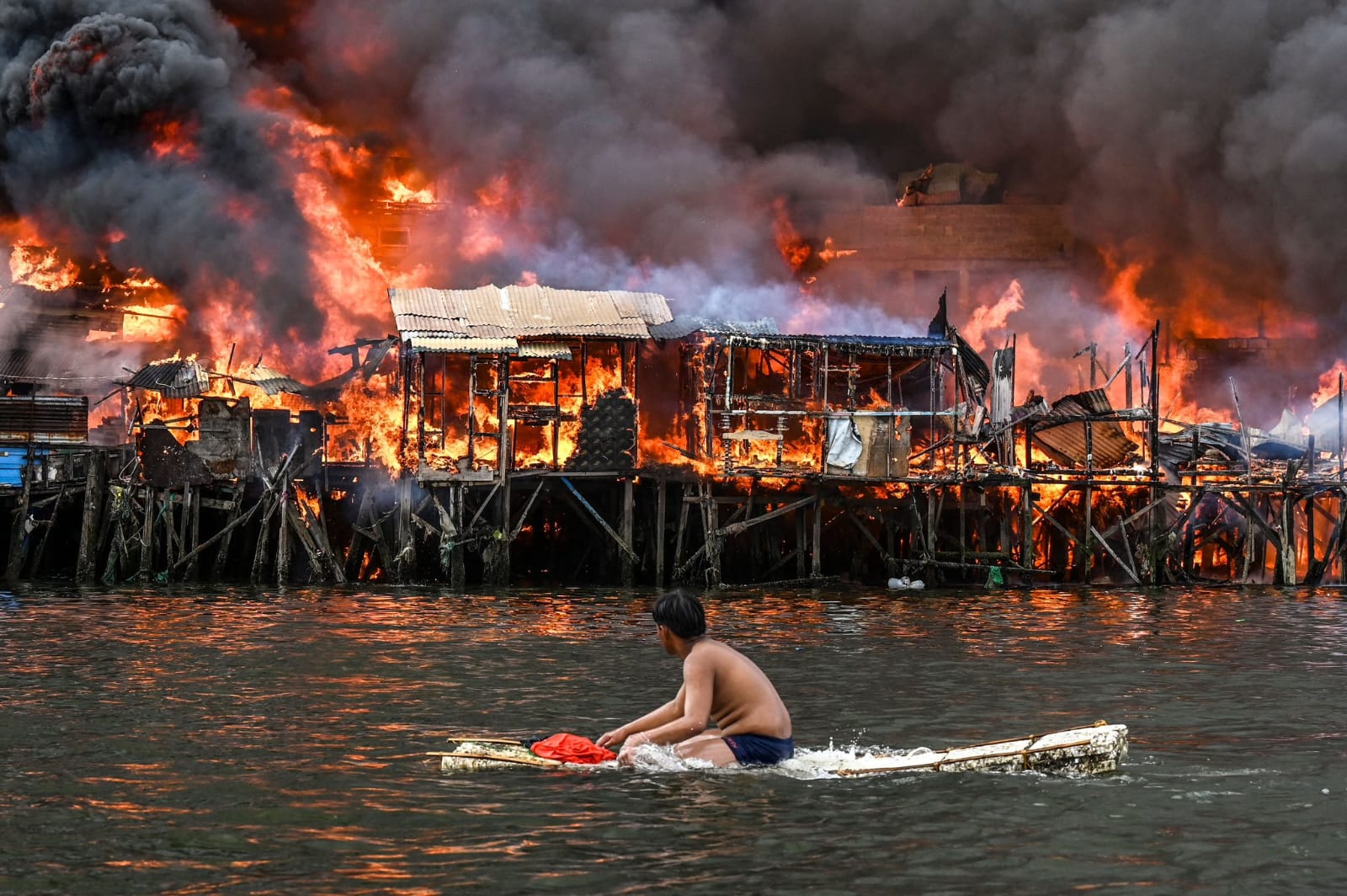 Incendio en Manila arrasa con mil casas; hay tres mil damnificados