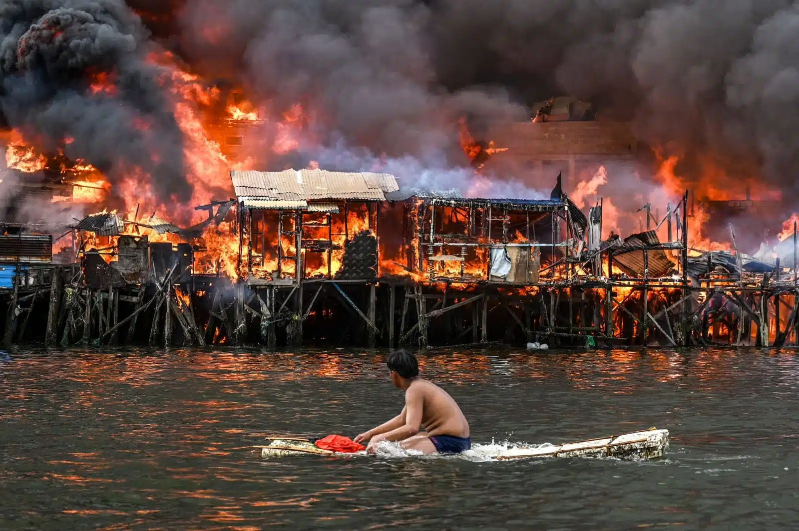 Incendio en Manila arrasa con mil casas; hay tres mil damnificados