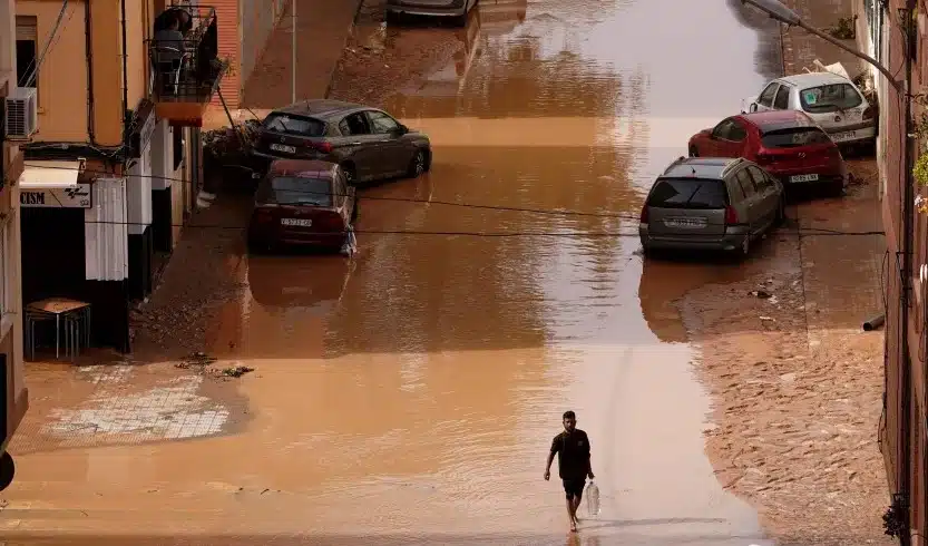 Una persona camina sobre una zona afectada por las inundaciones en España