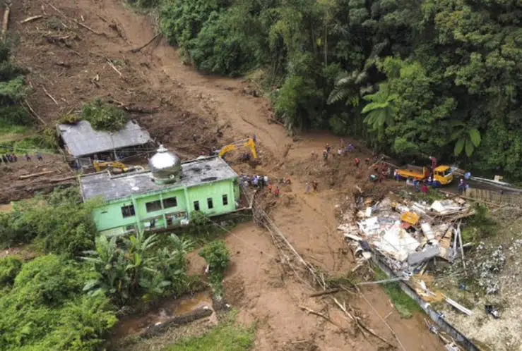 Fuertes lluvias causan devastación en Indonesia; hay al menos 20 fallecidos