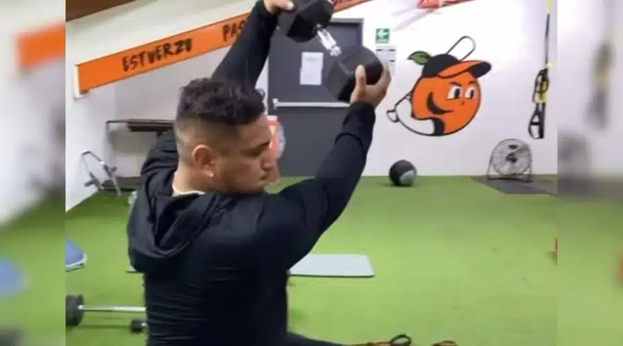 Isaac Paredes entrenando en el estadio Fernando Valenzuela.