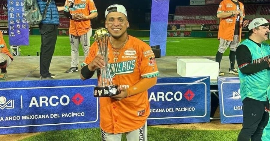 Isaac Paredes sosteniendo el trofeo de la LMP mientras porta el jersey de Naranjeros de Hermosillo.