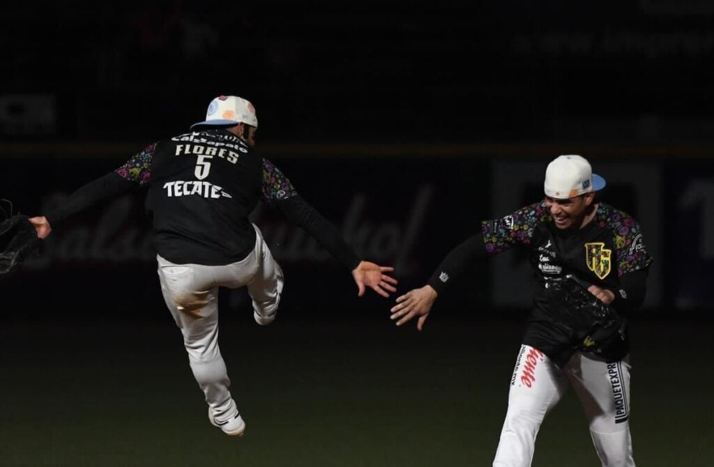 Jorge Flores y Francisco Hernández celebran triunfo de Algodoneros tras el juego en el Kuroda Park