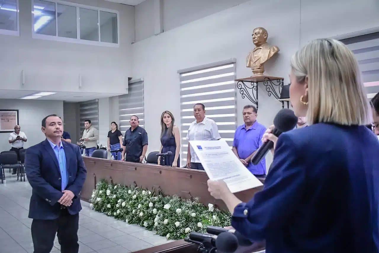 La alcaldesa de Mazatlán le toma protesta a Jorge Guadalupe González Naranjo para estar al frente de la Jumapam