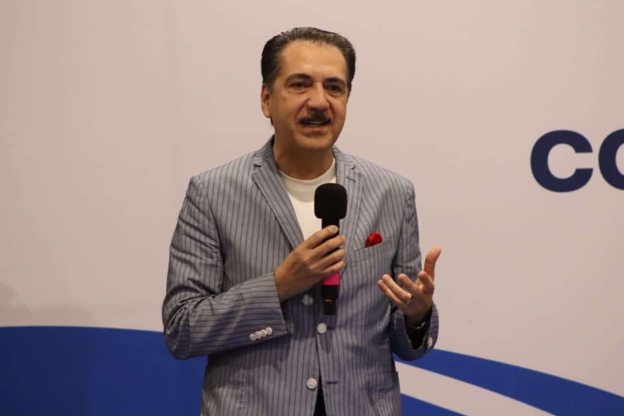 Jorge Zarza dando una conferencia en la reunión mensual de Coparmex Mazatlán