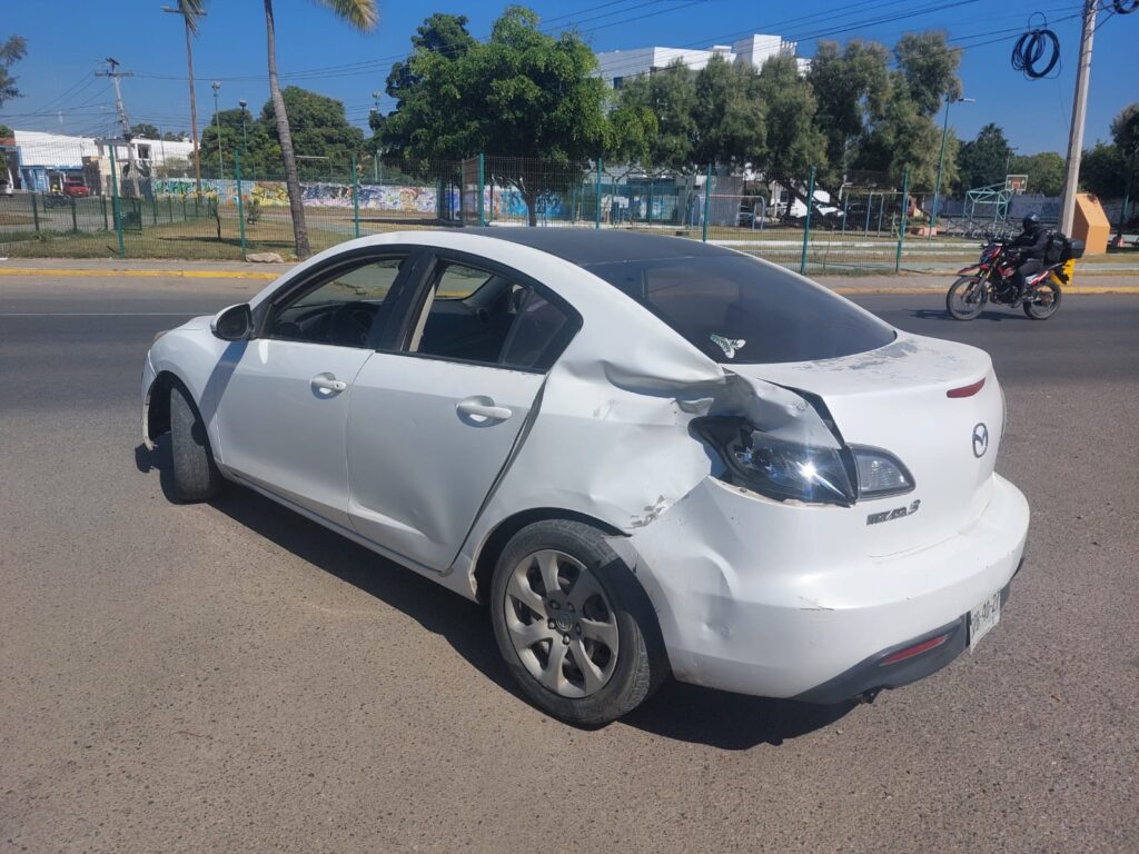 Joven motociclista resulta lesionado al chocar contra vehículo que le invadió carril en Mazatlán