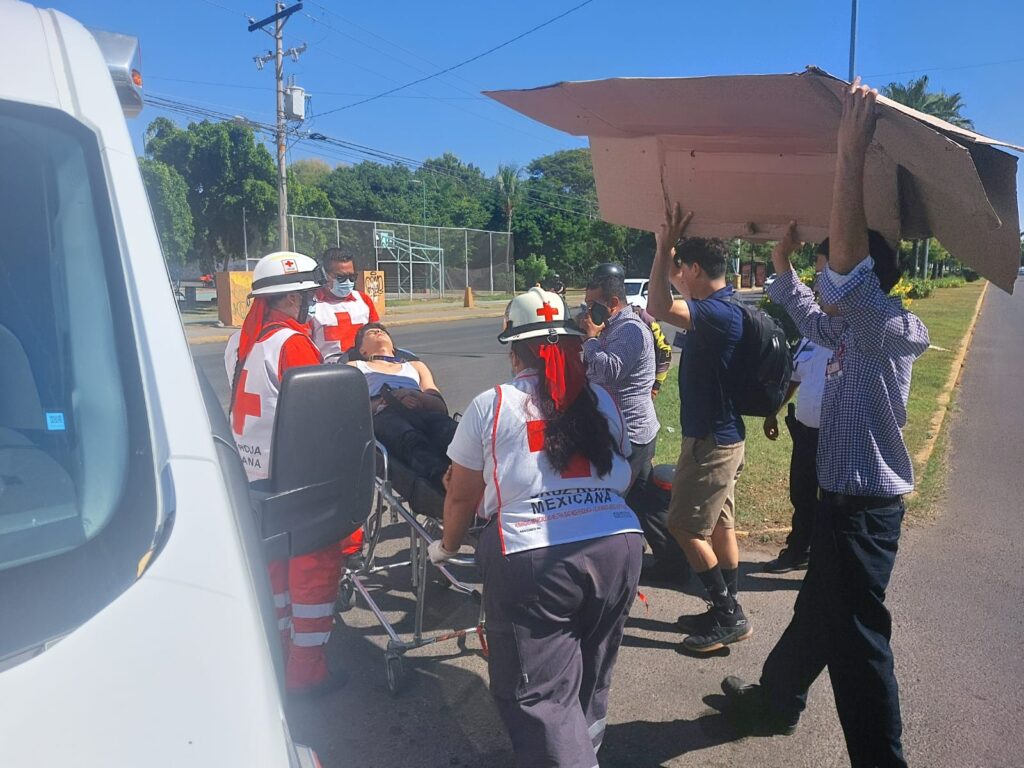 Joven motociclista resulta lesionado al chocar contra vehículo que le invadió carril en Mazatlán