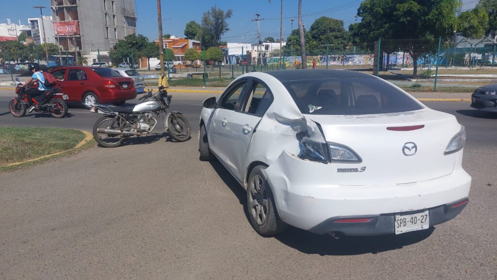 Joven motociclista resulta lesionado al chocar contra vehículo que le invadió carril en Mazatlán