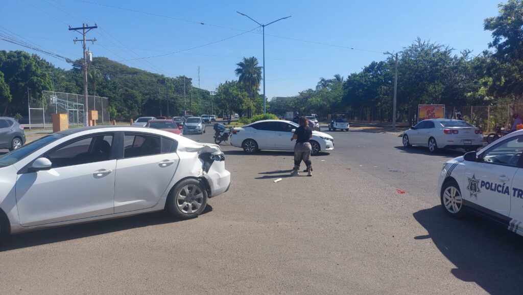 Joven motociclista resulta lesionado al chocar contra vehículo que le invadió carril en Mazatlán