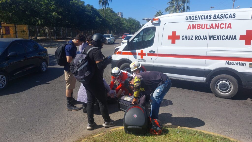 Joven motociclista resulta lesionado al chocar contra vehículo que le invadió carril en Mazatlán