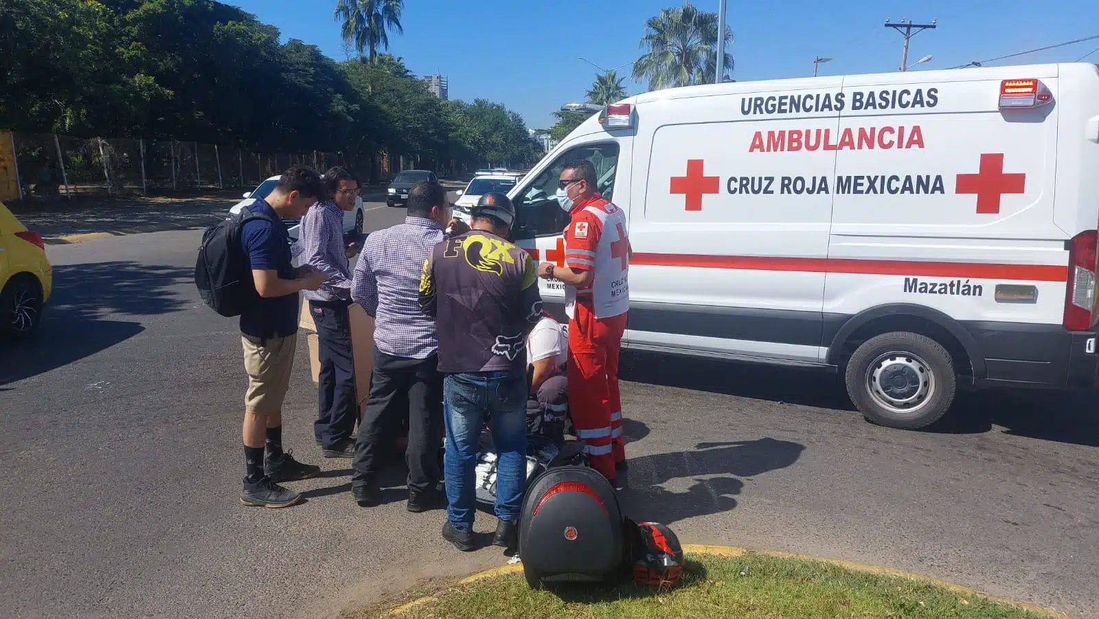 Joven motociclista resulta lesionado al chocar contra vehículo que le invadió carril en Mazatlán