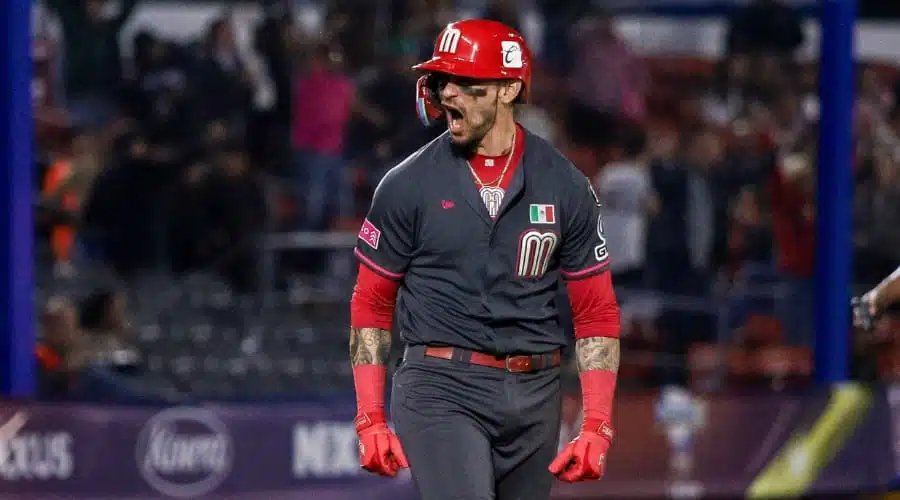 Juan Pérez celebra su grand slam durante el México vs Países Bajos en Premier 12