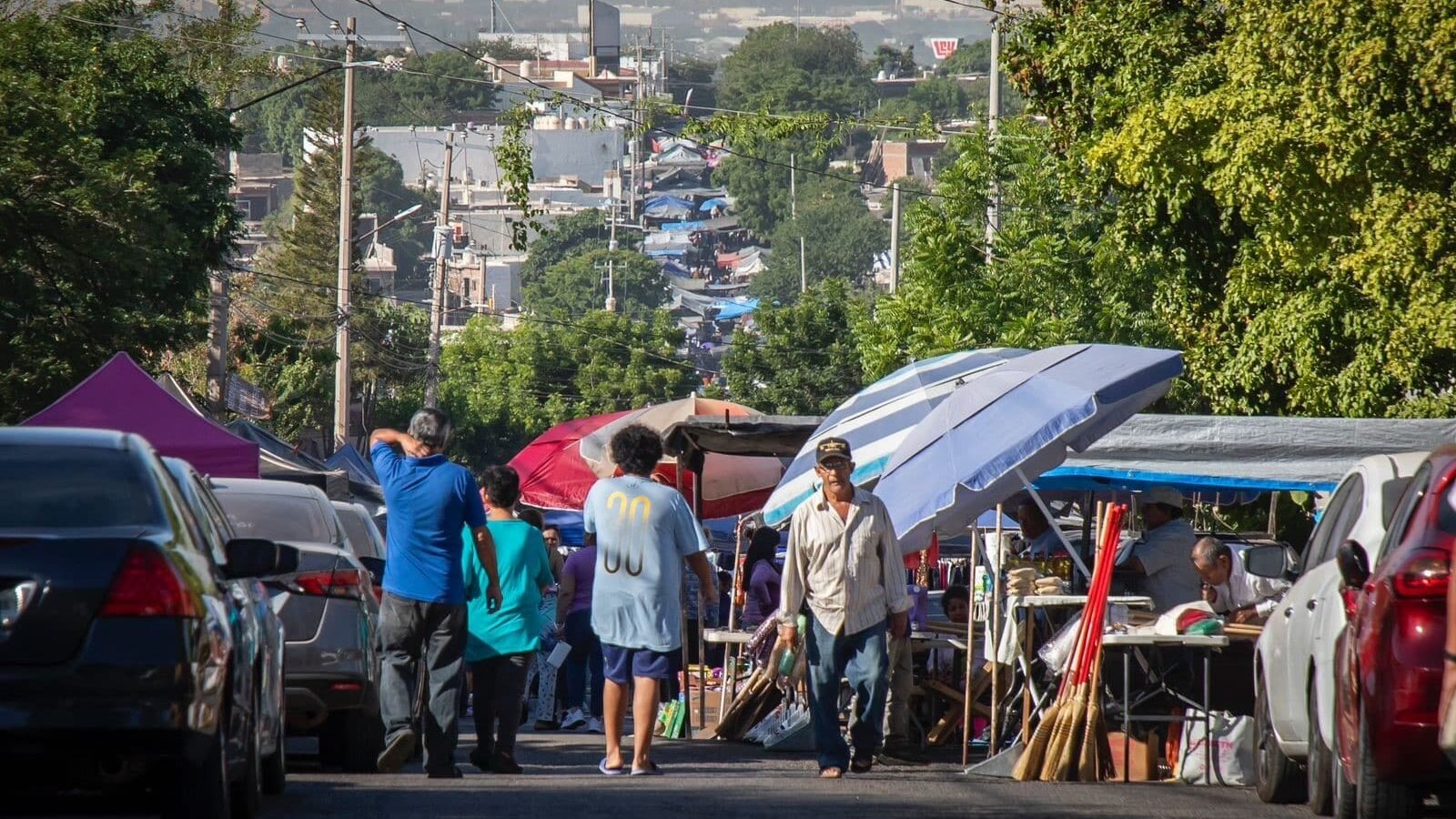 Juan de Dios Gámez entrega cheques a comerciantes de tianguis Culiacán