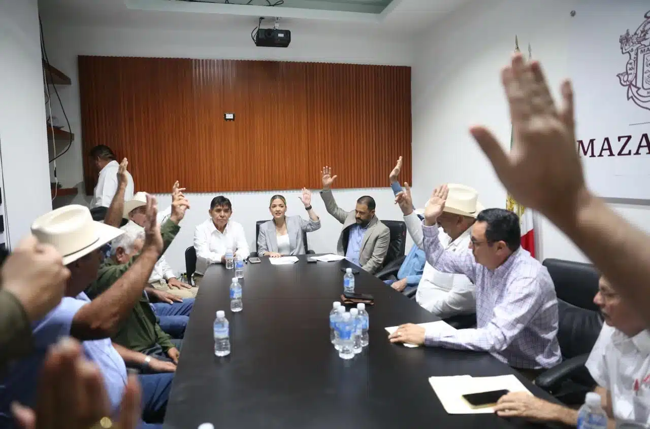 Integrantes de la Junta Directiva reunidos en la Sala de Juntas de Presidencia.