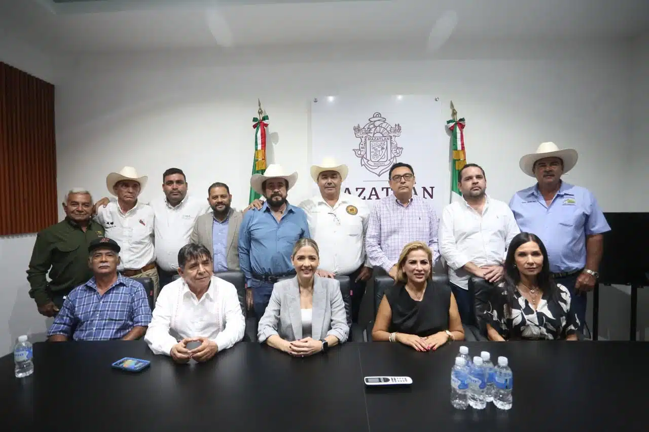 Integrantes de la Junta Directiva reunidos en la Sala de Juntas de Presidencia.