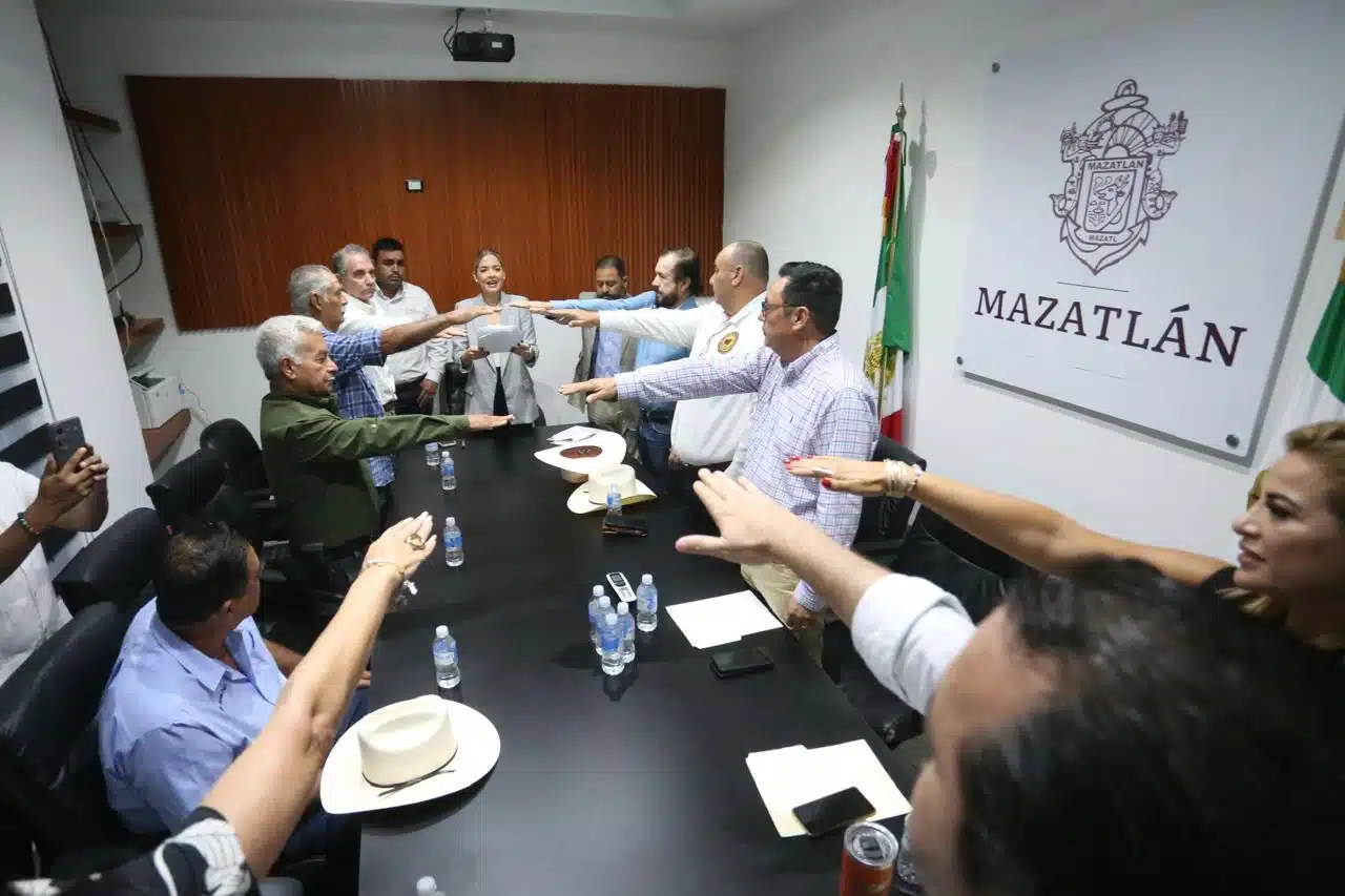 Integrantes de la Junta Directiva reunidos en la Sala de Juntas de Presidencia.