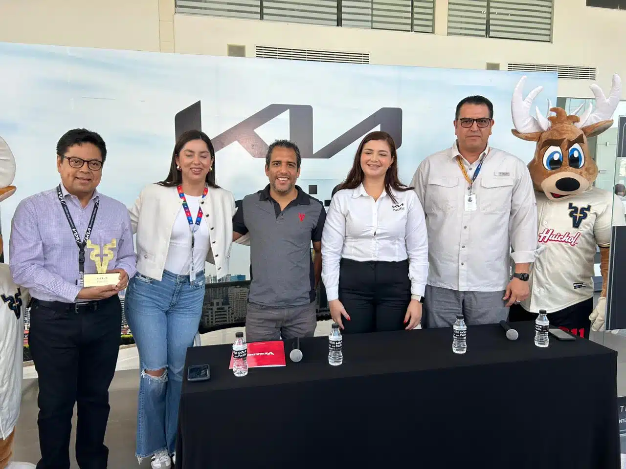 Empleados de empresa automotriz Kia Pacific en rueda de prensa