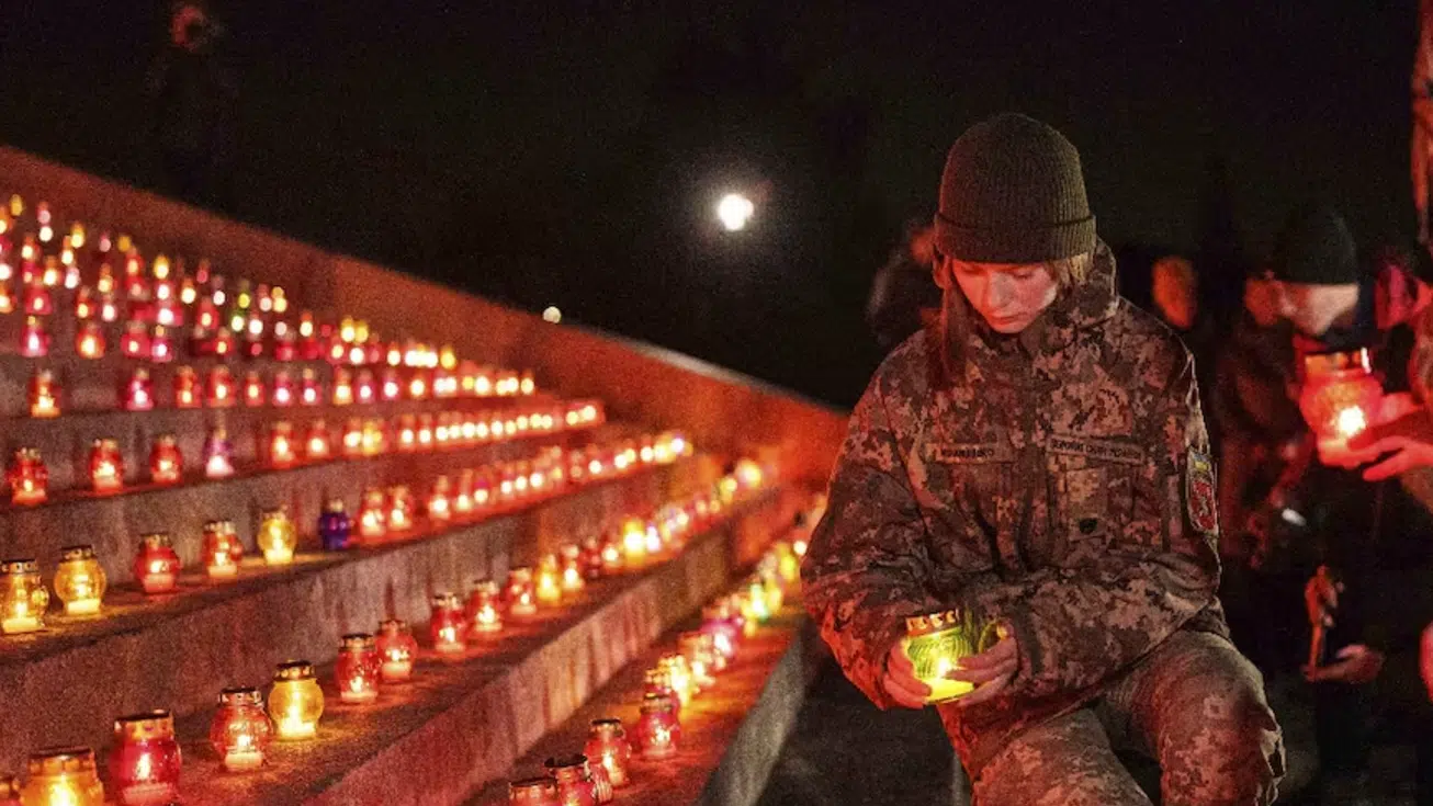 Ucranianos encienden velas en el monumento Madre Patria en conmemoración por los mil días de guerra