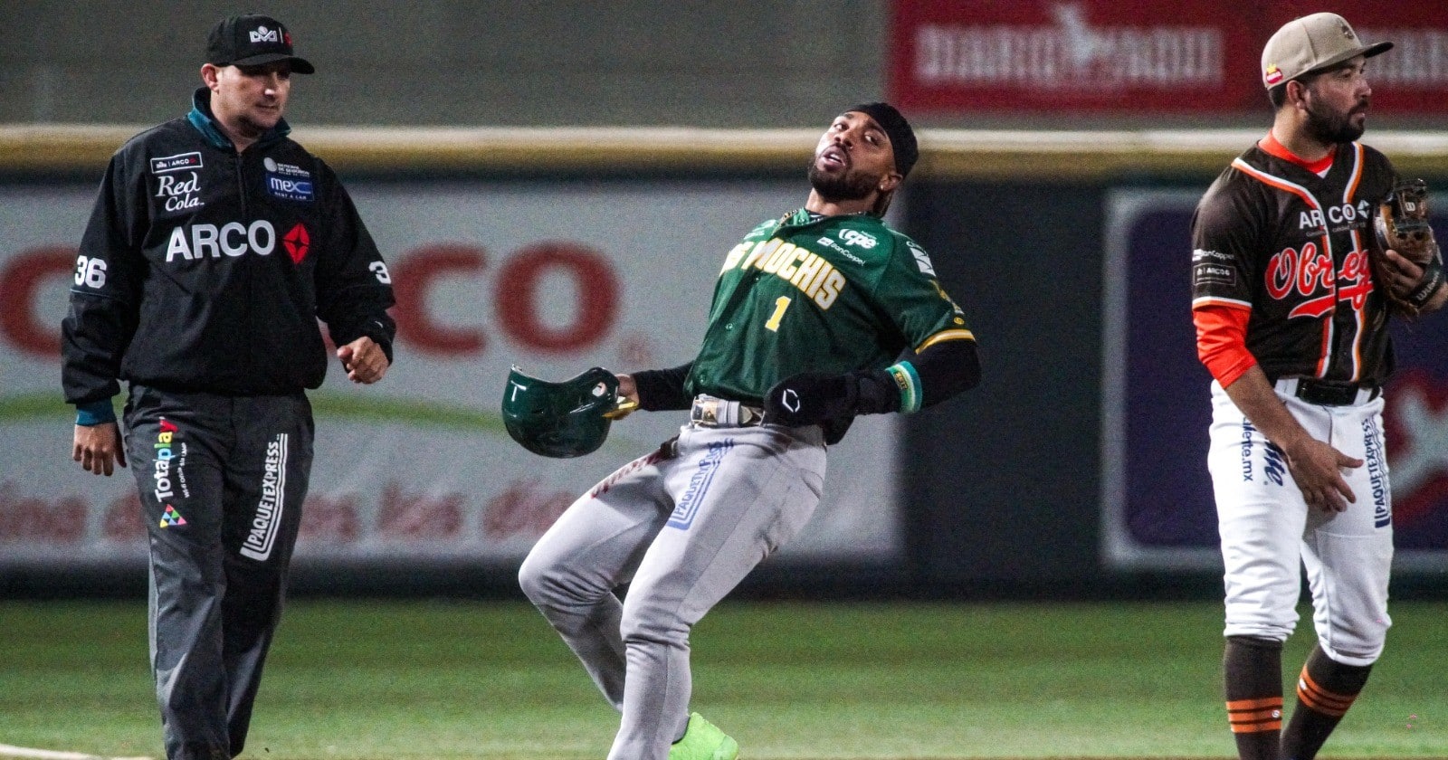 Justin Dean llega a la tercera base del partido entre Cañeros y Yaquis