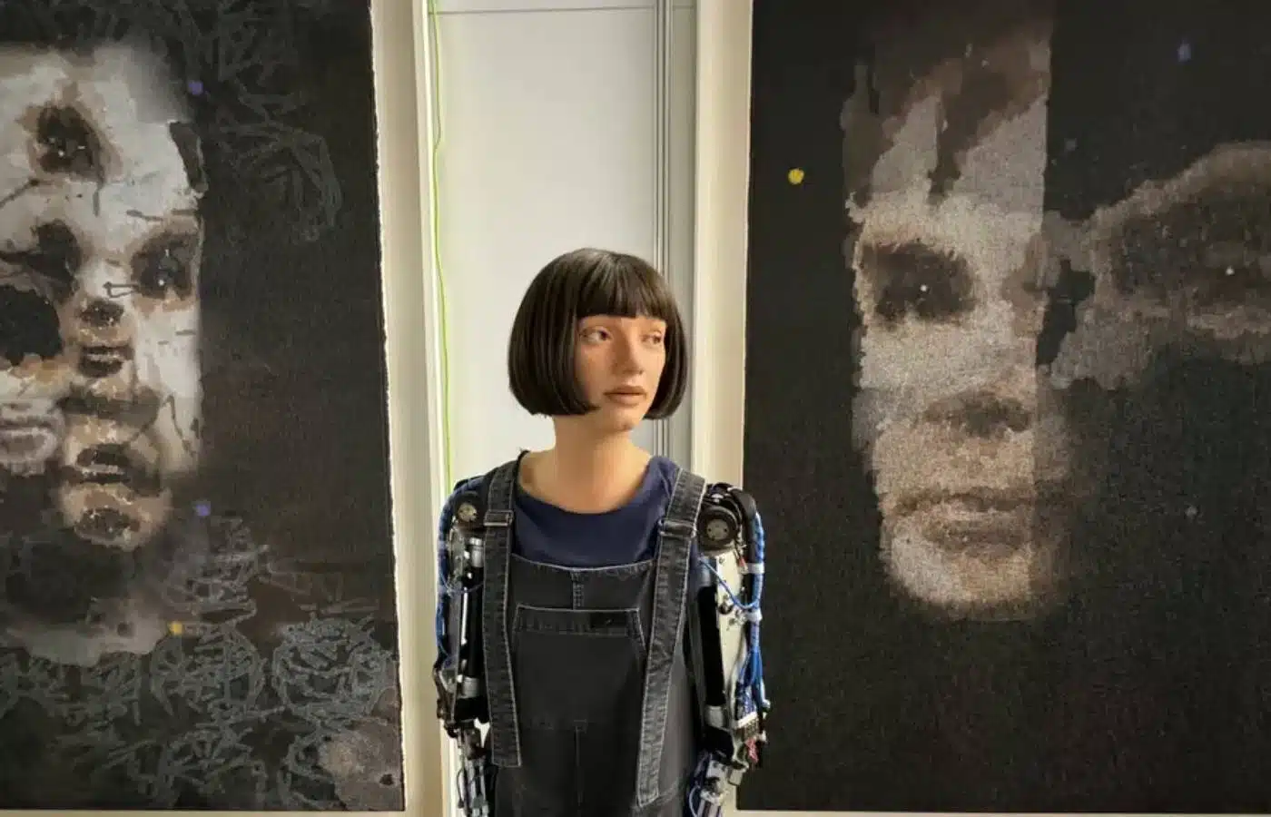 La primera obra de arte creada por un robot es subastada por 26 millones de pesos