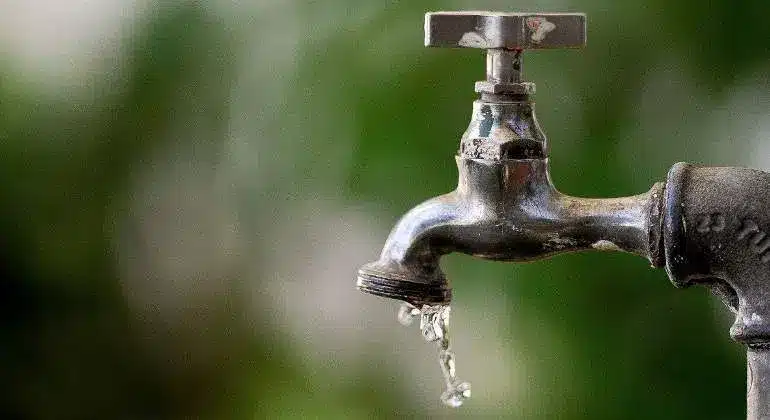 Llave de agua con una gota