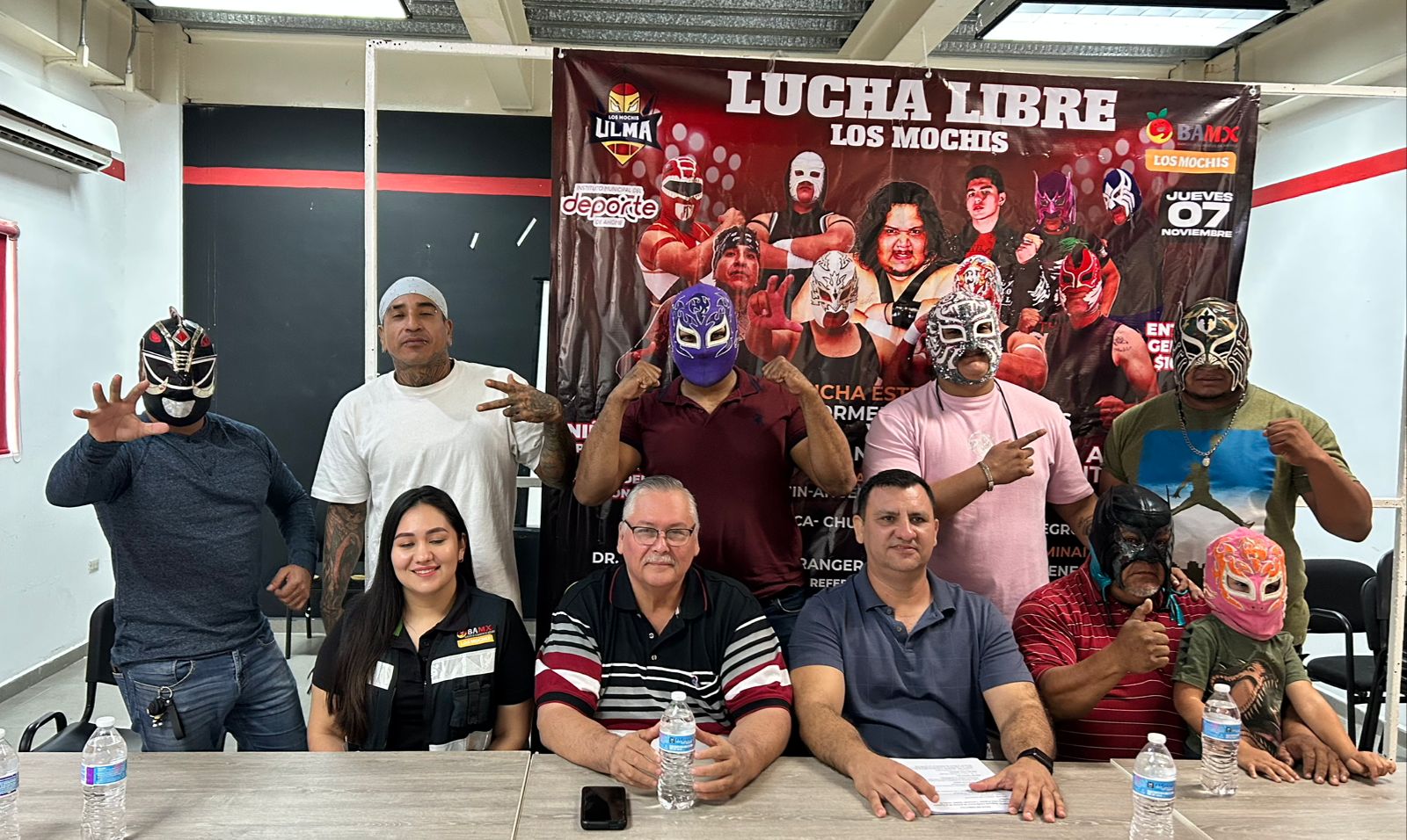 Luchadores enmascarados y personal del Instituto Municipal del Deporte de Ahome