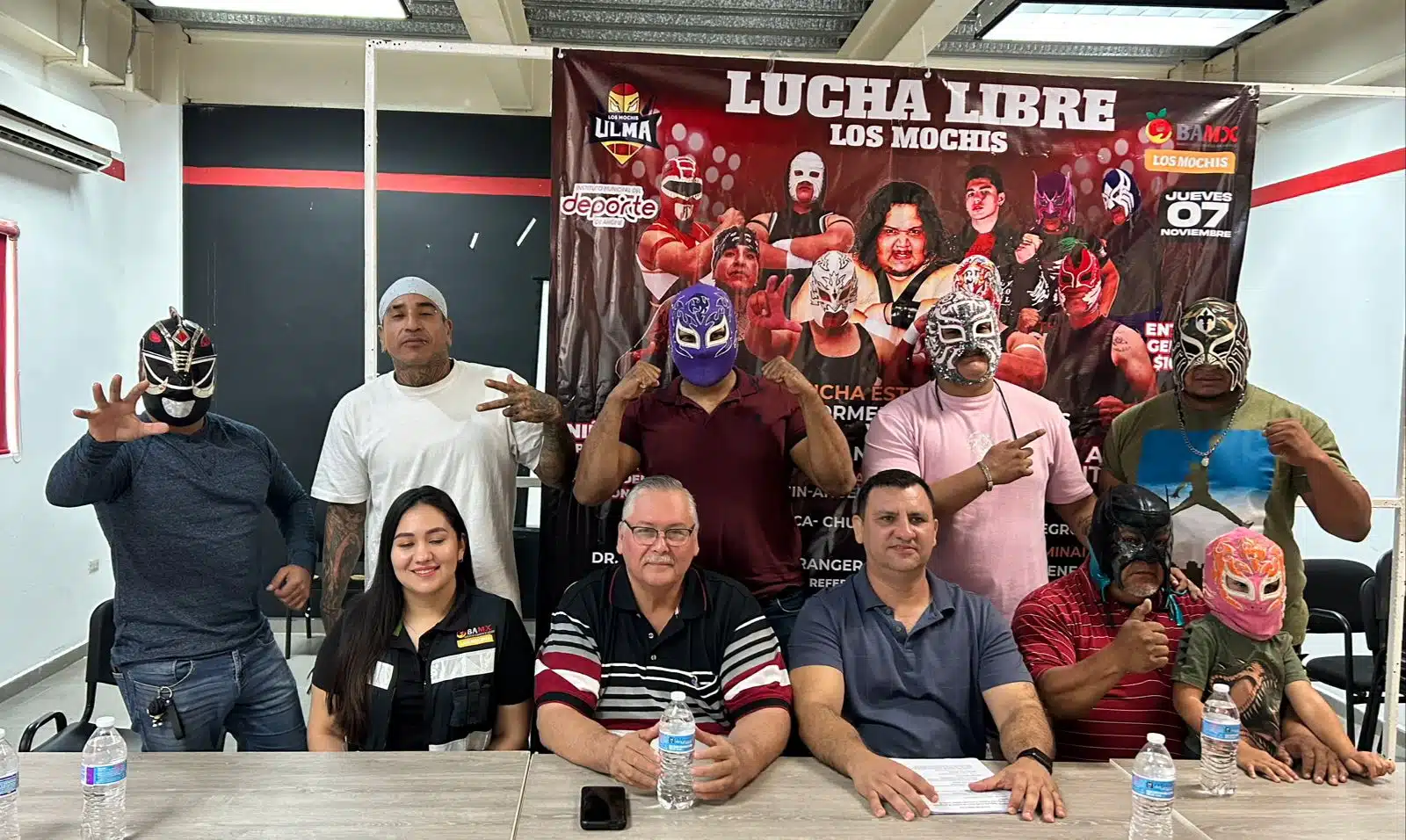 Luchadores enmascarados y personal del Instituto Municipal del Deporte de Ahome