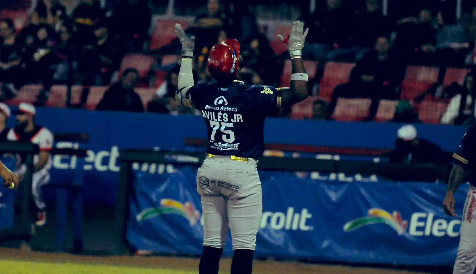 Luis Avilés Jr. celebra victoria en el juego de la LMP