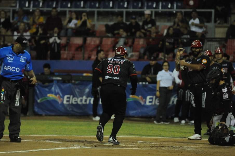 Luis Juárez en el juego entre Tomateros de Culiacán y Mayos de Navojoa este martes 12 de noviembre de 2024.