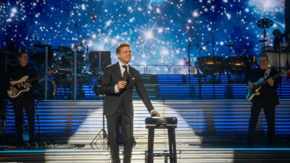 Luis Miguel presenta problemas vocales; así llegó al Estadio Hermanos Serdán de Puebla