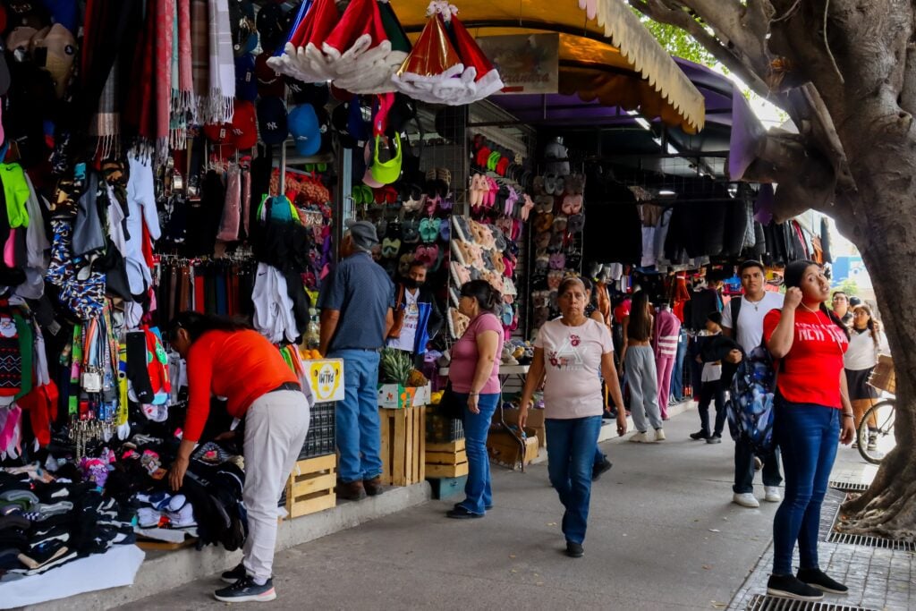 Personas recorren el mercado Zona 30